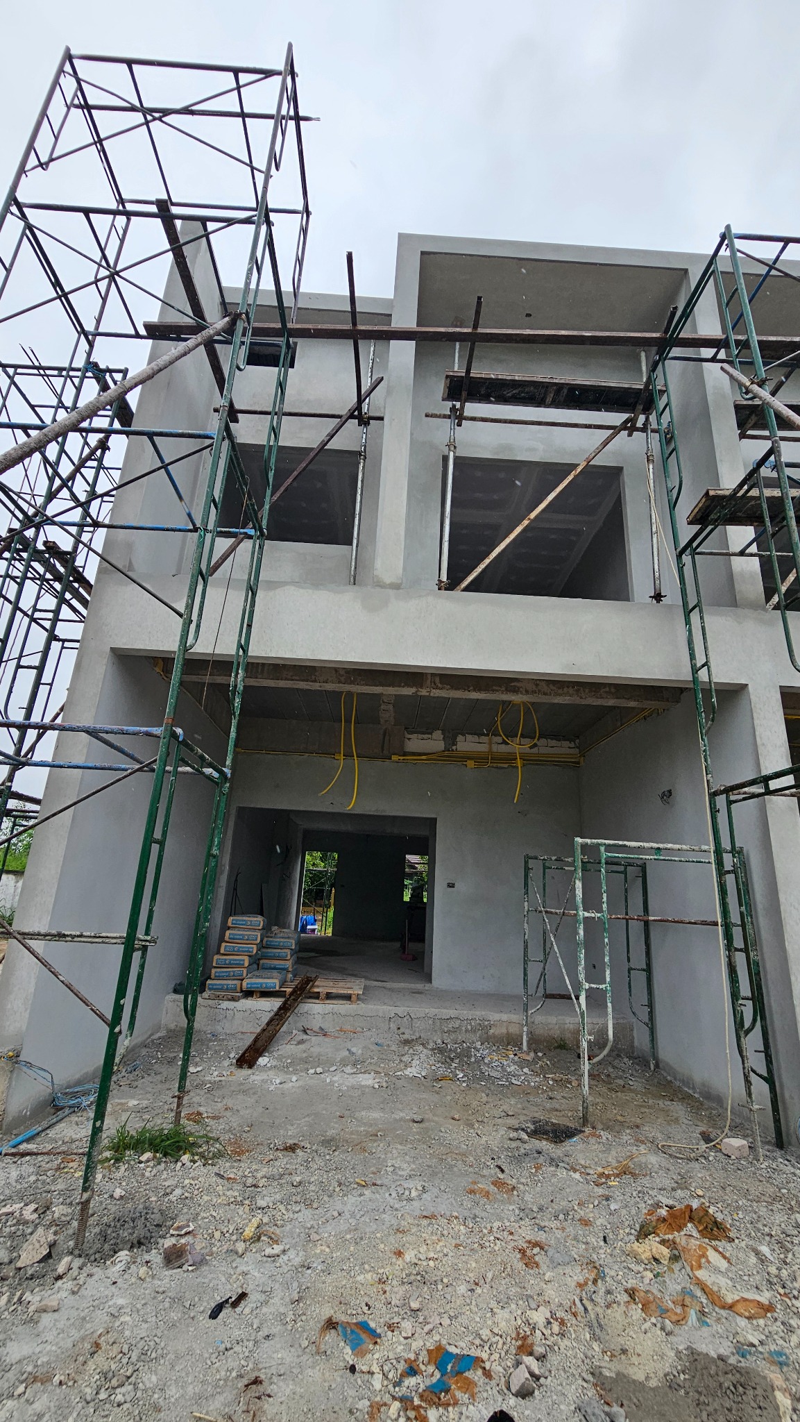 ภาพรายละเอียดด้านหน้าบ้านร่ำรวยระหว่างก่อสร้าง ขอนแก่น